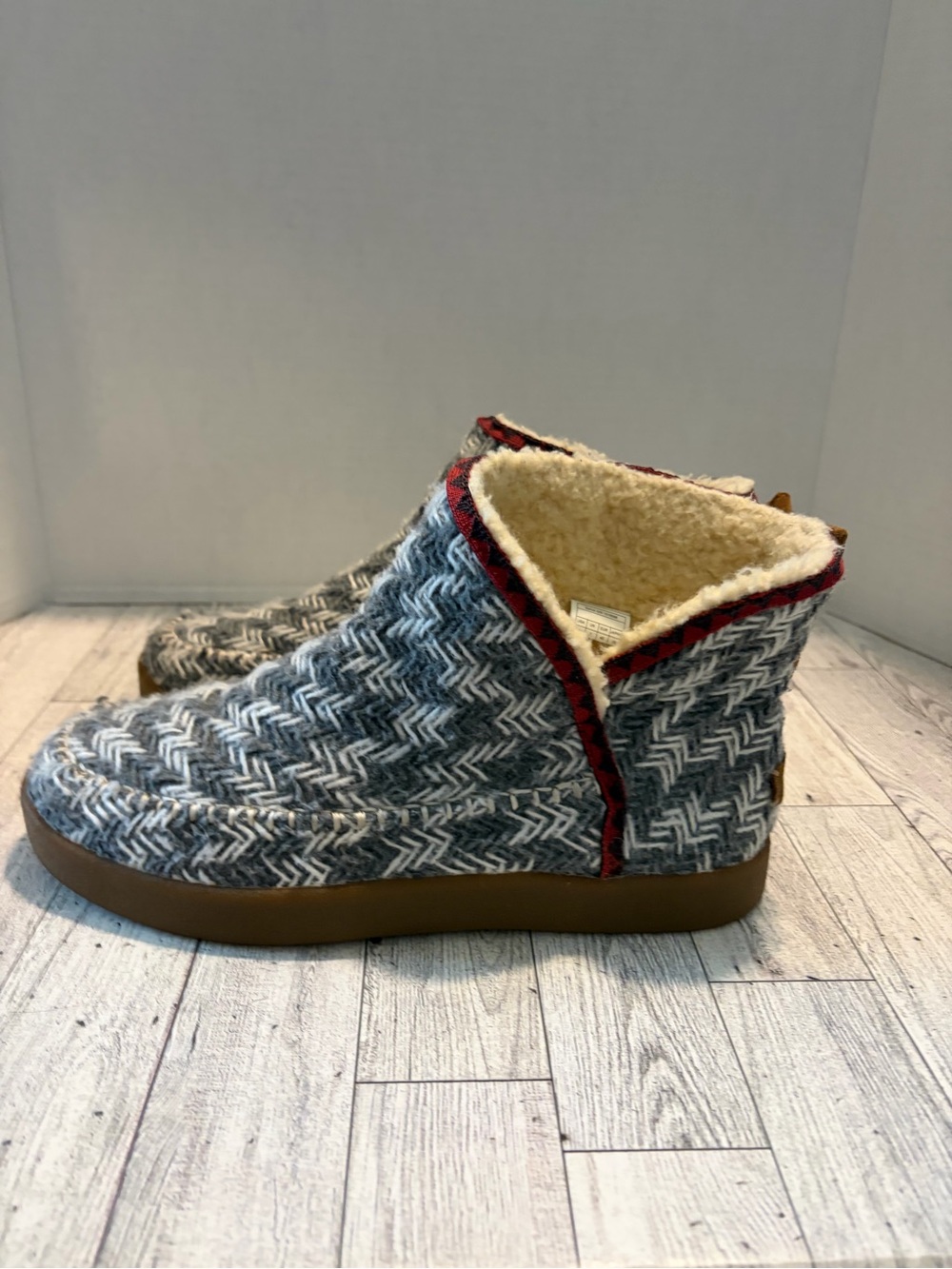 Sanuk Nice Bootah Shoes Womens Size 9 Gray Bootie Slippers Sherpa Lined Slip On - Picture 3 of 8